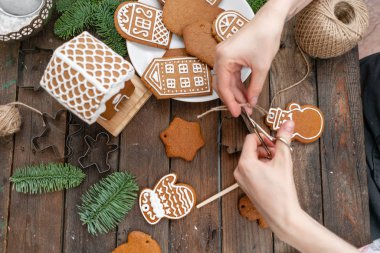 Noel ekmek krema. Bal gingerbread çerezleri üzerinde ahşap kahverengi masa dekorasyon kadın. portre, kopya alanı. Boş Bisküvi Kurabiye evi, süslemek hazır.