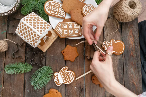 Noel ekmek krema. Bal gingerbread çerezleri üzerinde ahşap kahverengi masa dekorasyon kadın. portre, kopya alanı. Boş Bisküvi Kurabiye evi, süslemek hazır.