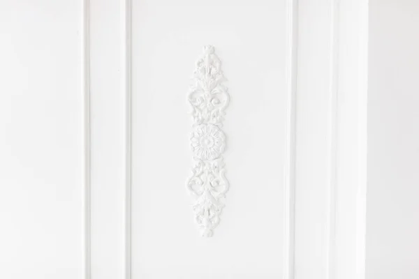 Teures Interieur. Stuckelemente an einer leichten Luxuswand. weiß gemustert. Formteile aus Gips. Rokokostil — Stockfoto