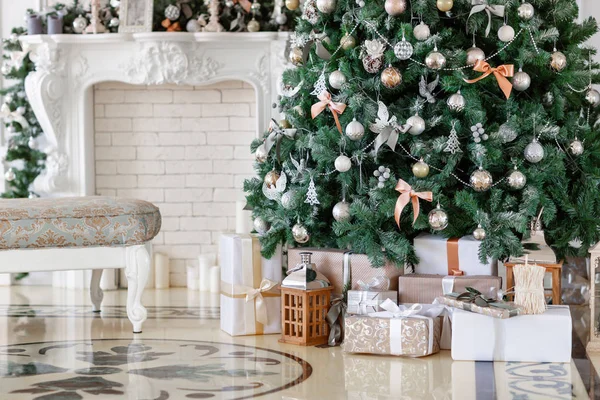 Mañana de Navidad. apartamentos de lujo clásicos con chimenea blanca, árbol de Navidad decorado. Tarjeta de vacaciones . — Foto de Stock
