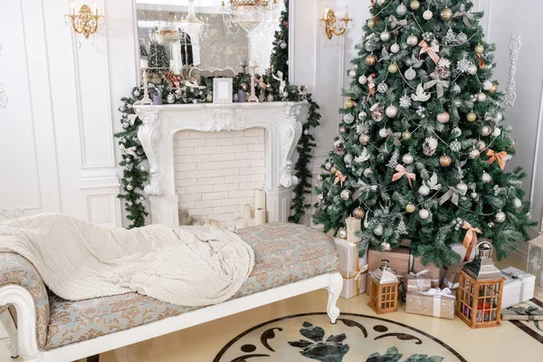 Mañana de Navidad. apartamentos de lujo clásicos con chimenea blanca, árbol de Navidad decorado. Tarjeta de vacaciones . —  Fotos de Stock