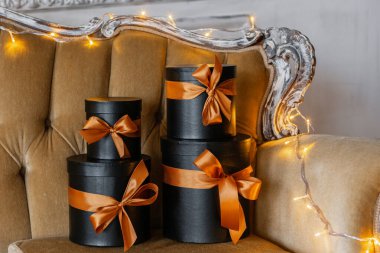 Noel hediyeleri. Koltuktaki gibi kurdeleli kara kutular..