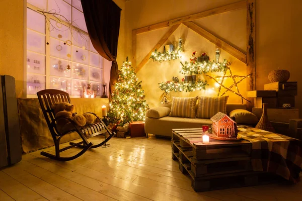 Nochebuena en la sala de estar.. Casero casa de jengibre en la habitación de fondo decorado para Navidad . — Foto de Stock