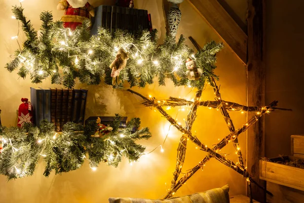 Julafton i vardagsrummet.. Hemlagad pepparkakshus på bakgrundsrum dekorerad till jul. — Stockfoto