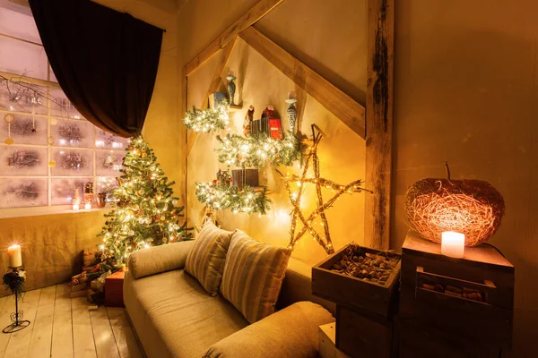 Veille de Noël dans le salon.. Maison en pain d'épice sur fond salle décorée pour Noël . — Photo