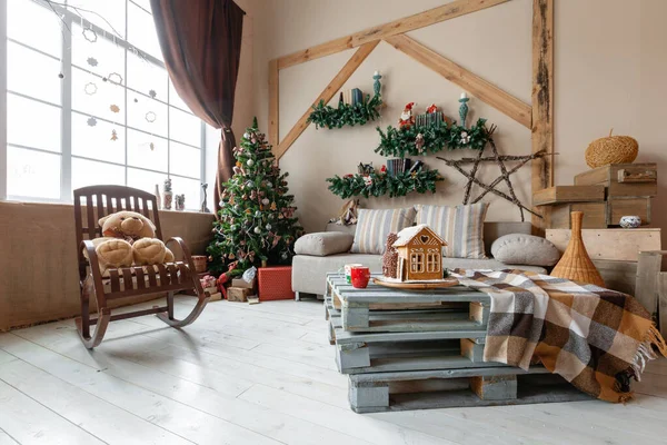 Imagem calma do interior moderna casa sala de estar decorada árvore de Natal e presentes, sofá, mesa coberta com cobertor . — Fotografia de Stock