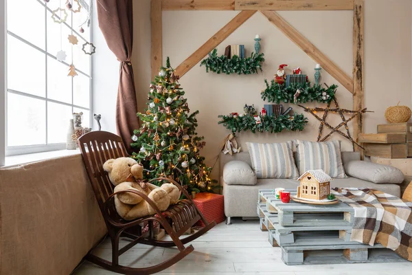 밝은 거실에서 크리스마스 아침을 보내는 거야. 크리스마스 선물로 장식된 배경 방에 있는 집에서 만든 생강 빵 집. — 스톡 사진