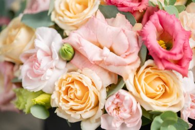 Güzel bir buket karışık çiçeği kapat. Çiçekçi dükkanındaki çiçekçinin işi. Taze kesilmiş çiçek..