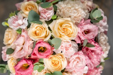 Güzel bir buket karışık çiçeği kapat. Çiçekçi dükkanındaki çiçekçinin işi. Taze kesilmiş çiçek..