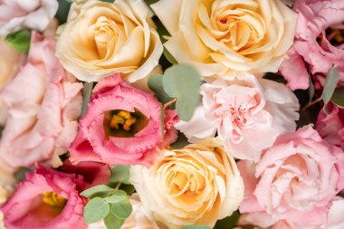 Güzel bir buket karışık çiçeği kapat. Çiçekçi dükkanındaki çiçekçinin işi. Taze kesilmiş çiçek..