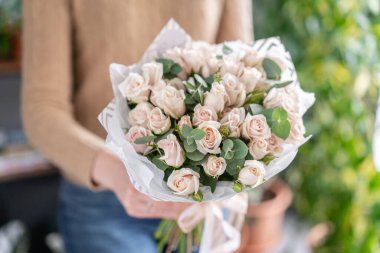 Bahçe gülmono buketi. Kadın elinde karışık çiçek Narin buket. bir çiçekçi de çiçekçi çalışmaları. Narin Pastel rengi. Taze kesilmiş çiçek.