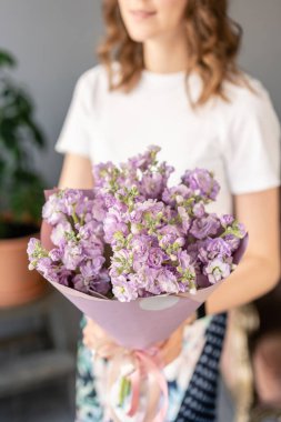 Bahar çiçekleri. Taze bir demet leylak Mattioli yakın çekim. Kadınlar ya da anneler günü teması. Taze kesilmiş çiçek..