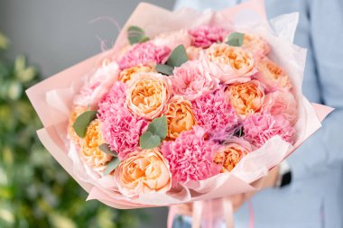 Çok renkli. Kadın elinde karışık çiçek güzel buket. bir çiçekçi de çiçekçi çalışmaları. Taze kesilmiş çiçek.