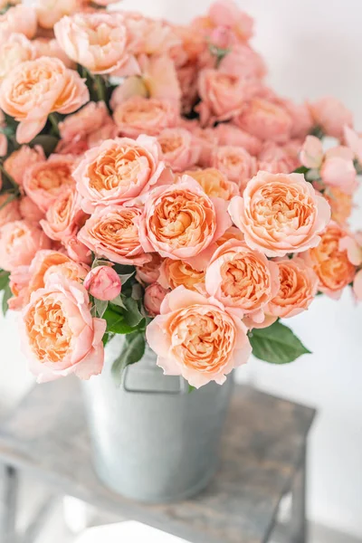 Rosas de color multicolor, rosa pastel y naranja pálido. Muchos brotes. Fondo natural floral. Concepto de floristería —  Fotos de Stock