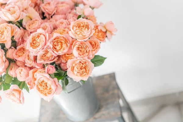 Розы многоцветные, пастельно-розового и бледно-оранжевого цвета. Много бутонов. Цветочный естественный фон. Концепция цветочного магазина — стоковое фото