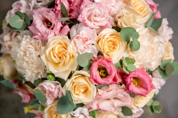 Close up Beautiful bouquet of mixed flowers. the work of the florist at a flower shop. Fresh cut flower. — Stock Photo, Image