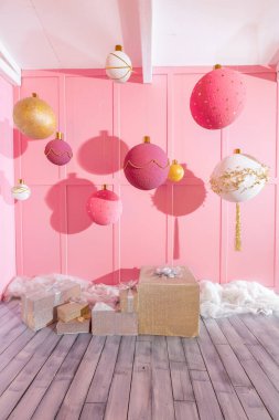 Çocuk odası pembe bir arka plan üzerinde büyük Noel topları