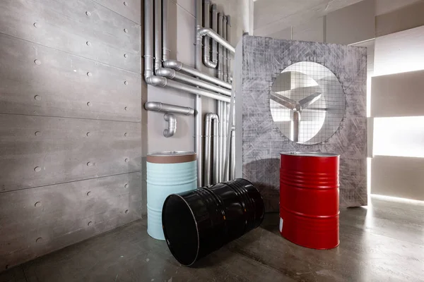 室内写真スタジオ。大きな金属製の樽とコンクリートの壁. — ストック写真