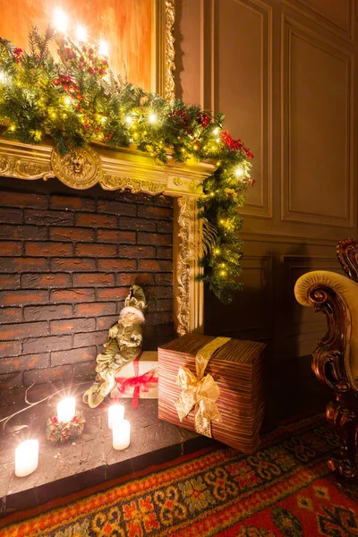 Apartamentos clásicos con chimenea, árbol decorado, sillón. Noche de Navidad a la luz de las velas —  Fotos de Stock