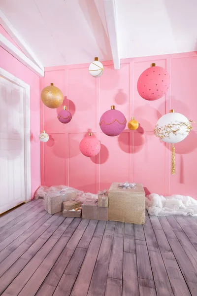 Великі різдвяні кульки на рожевому тлі в дитячій кімнаті — стокове фото