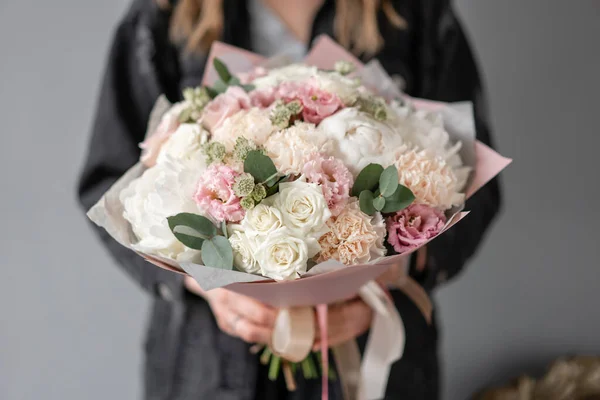 Small Beautiful bouquet of mixed flowers in woman hand. Floral shop concept. Flowers delivery. White peonies — Stock Photo, Image