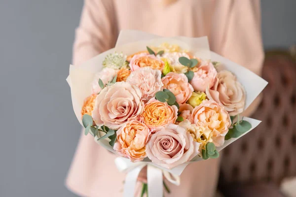 Piccolo Bellissimo mazzo di fiori misti in mano donna. Concetto negozio floreale. Consegna fiori — Foto Stock