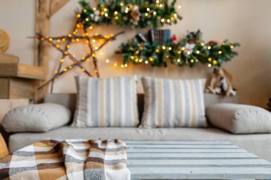 Parlak oturma odasında Noel sabahı. arkaplan odası Noel için dekore edildi.