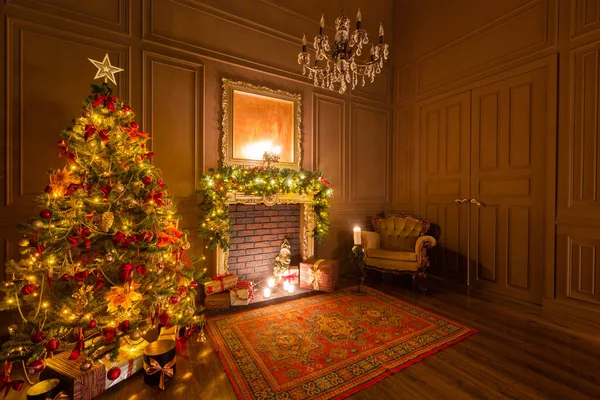 Soirée de Noël aux chandelles. appartements classiques avec cheminée, arbre décoré, fauteuil . Photo De Stock