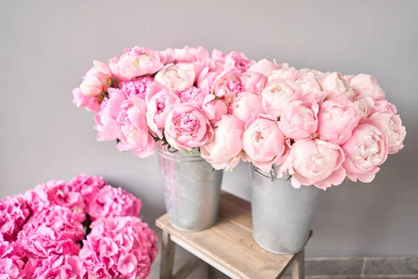 Розовые пионы скучают по Америке в металлической вазе. Цветок пиона для катания или интернет-магазина. Концепция цветочного магазина. Прекрасный свежий букет. Доставка цветов — стоковое фото
