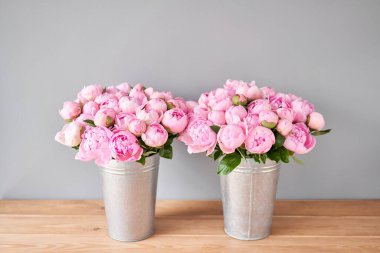 Metal vazoda pembe melek yanakları şakayıklar. Katalog ya da internet mağazası için güzel şakayık çiçekleri. Çiçek dükkanı konsepti. Taze kesilmiş güzel bir buket. Çiçek teslimatı