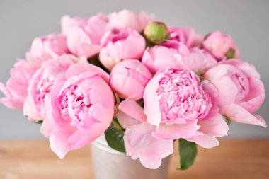 Çiçek teslimatı. Metal vazoda pembe melek yanakları şakayıklar. Katalog ya da internet mağazası için güzel şakayık çiçekleri. Çiçek dükkanı konsepti. Güzel taze kesilmiş buket.