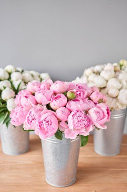 Metal vazolarda farklı türde şakayıklar. Katalog ya da internet mağazası için güzel şakayık çiçekleri. Çiçek dükkanı konsepti. Taze kesilmiş güzel bir buket. Çiçek teslimatı