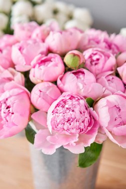 Metal vazolarda farklı türde şakayıklar. Katalog ya da internet mağazası için güzel şakayık çiçekleri. Çiçek dükkanı konsepti. Taze kesilmiş güzel bir buket. Çiçek teslimatı