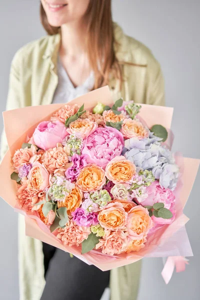 Bujori roz şi hortensie. Buchet frumos de flori mixte în mână de femeie. Conceptul magazinului floral. Buchet frumos proaspăt. Livrare flori . — Fotografie, imagine de stoc