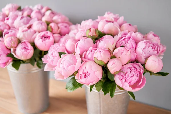 Pinkfarbene Engelbäckchen in einer Metallvase. Schöne Pfingstrose Blume für Katalog oder Online-Shop. Floral Shop Konzept. Schöner frisch geschnittener Strauß. Blumenlieferung — Stockfoto