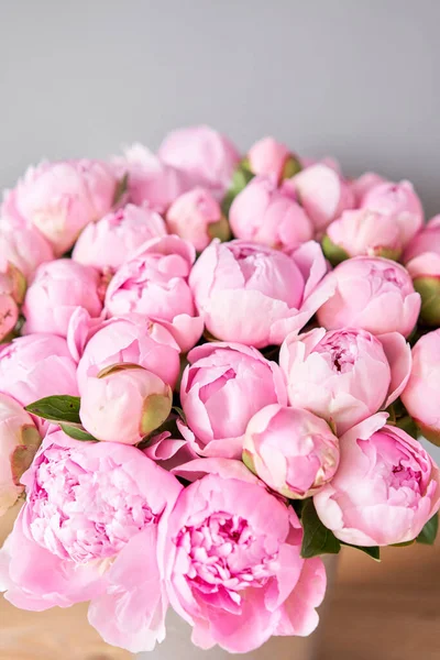 Pinkfarbene Engelbäckchen in einer Metallvase. Schöne Pfingstrose Blume für Katalog oder Online-Shop. Floral Shop Konzept. Schöner frisch geschnittener Strauß. Blumenlieferung — Stockfoto