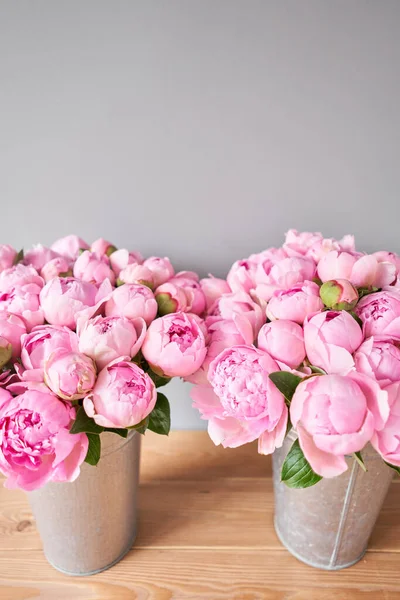 Dos jarrones con peonías para entrega de flores. Peonías Ángel Rosa en un jarrón de metal. Hermosa flor de peonía para catálogo o tienda en línea. Concepto de tienda floral  . —  Fotos de Stock