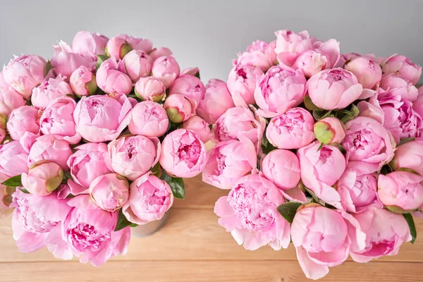Zwei Vasen mit Pfingstrosen für die Lieferung der Blumen. Pinkfarbene Engelbäckchen in einer Metallvase. Schöne Pfingstrose Blume für Katalog oder Online-Shop. Florales Ladenkonzept . — Stockfoto