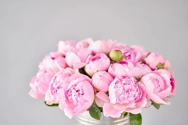 Entrega de flores. Pink Angel Cheeks peônias em um vaso de metal. Bela flor de peônia para catálogo ou loja online. Conceito de loja floral. Belo buquê de corte fresco . — Fotografia de Stock