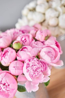 Metal vazolarda farklı türde şakayıklar. Katalog ya da internet mağazası için güzel şakayık çiçekleri. Çiçek dükkanı konsepti. Taze kesilmiş güzel bir buket. Çiçek teslimatı