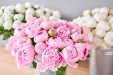 Metal vazoda pembe melek yanakları şakayıklar. Katalog ya da internet mağazası için güzel şakayık çiçekleri. Çiçek dükkanı konsepti. Taze kesilmiş güzel bir buket. Çiçek teslimatı