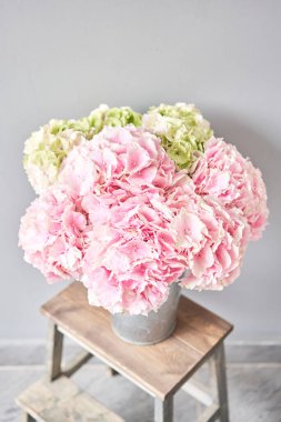 Masadaki vazoda duran güzel pembe ortanca çiçekleri. Açık pembe çiçek buketi. Evin dekorasyonu. Duvar kağıdı ve arkaplan.