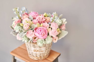 Güzel çiçek kompozisyon bir buket bir hasır sepet içinde. Floristik kavramı. Bahar renkleri