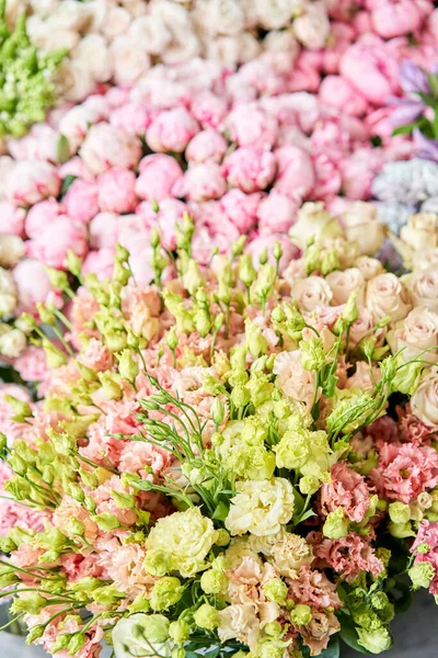 Alfombra floral o fondo de pantalla. Fondo de mezcla de flores. Hermosas flores para catálogo o tienda en línea. Tienda floral y concepto de entrega. Vista superior. Copiar espacio —  Fotos de Stock