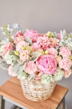 Güzel çiçek kompozisyon bir buket bir hasır sepet içinde. Floristik kavramı. Bahar renkleri
