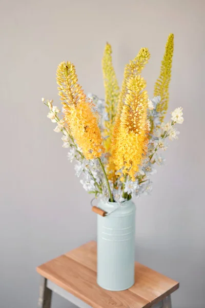 Eremurus flowering ornamental plant, beautiful yellow orange foxtail lily flowers in bloom, Desert Candle flower. Floristry concept. Spring colors — Stock Photo, Image