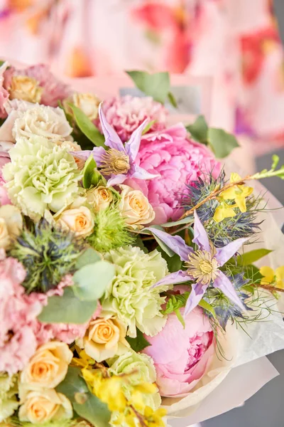 Beautiful bouquet of mixed flowers in woman hand. Floral shop concept . Handsome fresh bouquet. Flowers delivery. — Stock Photo, Image