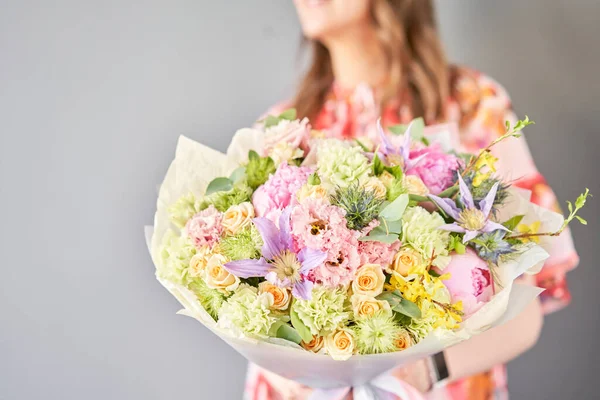 Mooi boeket van gemengde bloemen in de hand van de vrouw. Bloemenwinkel concept. Mooi, fris boeket. Bloemen levering. — Stockfoto