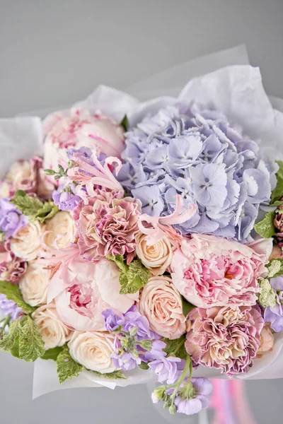 Bellissimo bouquet di fiori misti in mano donna. Concetto negozio floreale. Bel bouquet fresco. Consegna fiori. — Foto Stock