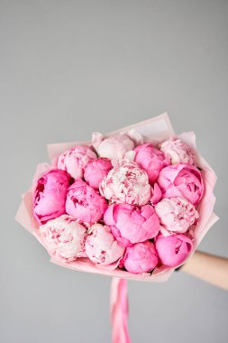 Kadın elinde güzel bir buket karışık çiçek. Çiçek dükkanı konsepti. Güzel, taze bir buket. Çiçek teslimatı.